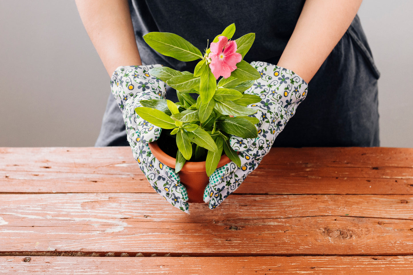 Garden Gloves Dotted Pattern White Black